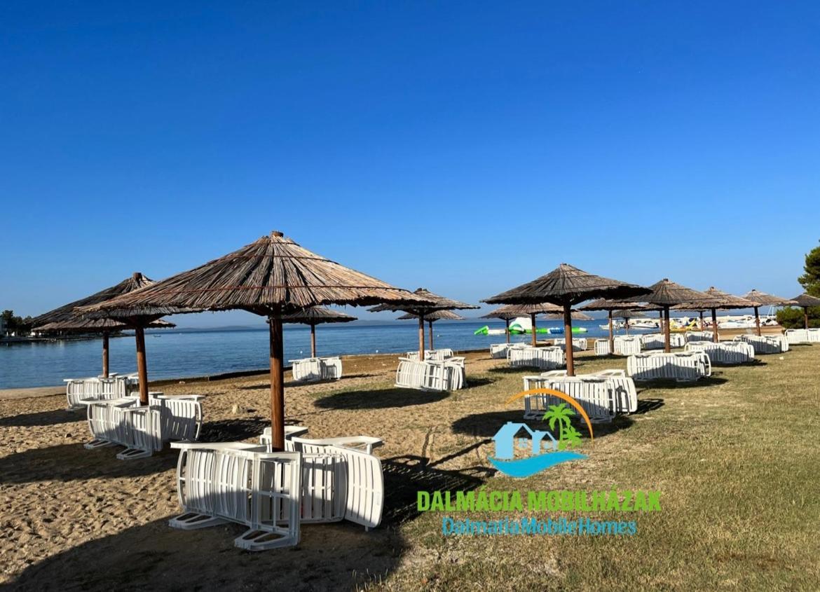 Lakokocsik A Tengerparton - Caravans At The Sandy Beach Privlaka  Esterno foto