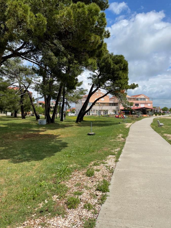 Lakokocsik A Tengerparton - Caravans At The Sandy Beach Privlaka  Esterno foto