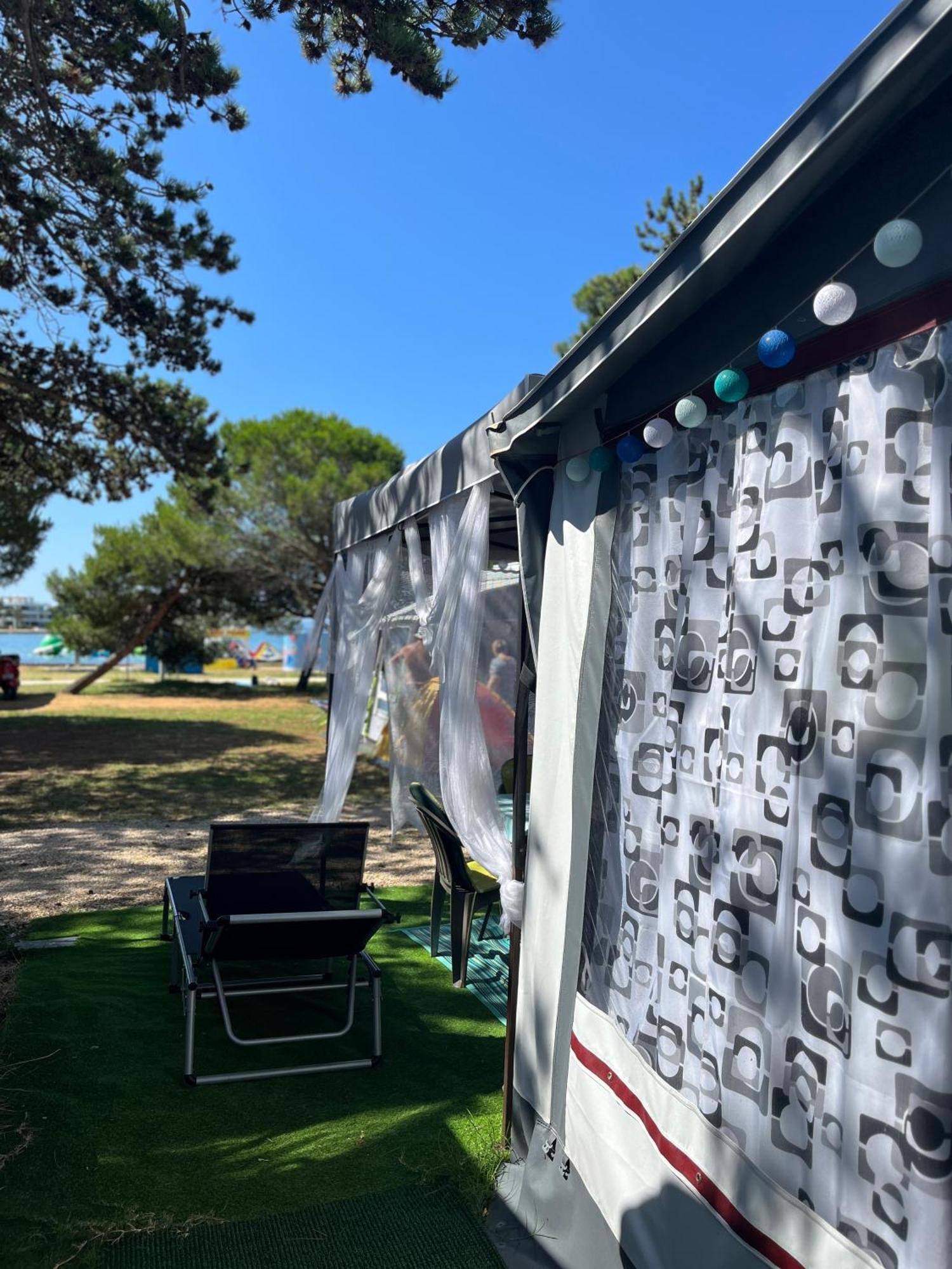 Lakokocsik A Tengerparton - Caravans At The Sandy Beach Privlaka  Esterno foto
